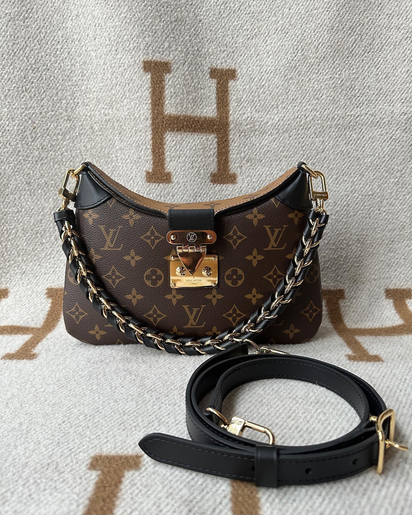 LV trio messenger bag for 250¥. Shipping took 12 days to canada with SAL.  Absolutely loved the quality. Feels very premium for the budget :  r/FashionReps